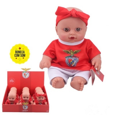 Boneca do Benfica com roupa vermelha e branca em embalagem de venda