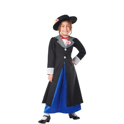 Criança com fato tradicional preto e azul com chapéu preto e sapatos bicolores