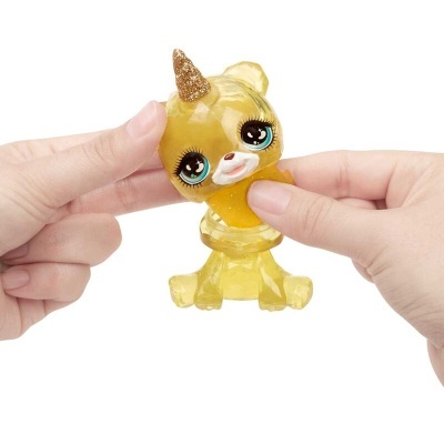 Boneco unicórnio amarelo translúcido com olhos grandes e chifre dourado glitterado