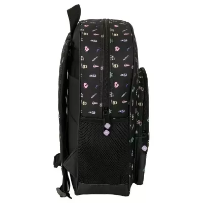 Mochila preta com padrão de símbolos coloridos e bolso lateral em rede preta