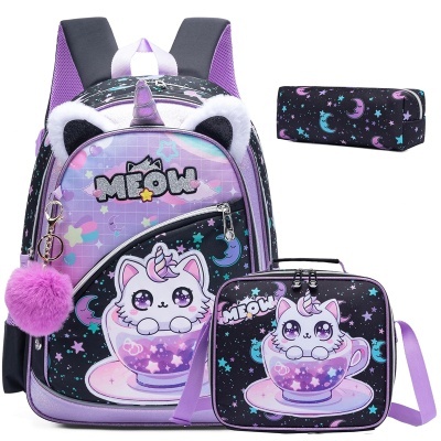 Conjunto escolar com mochila, estojo e lancheira roxa e preta decorada com gato unicórnio e texto MEOW.