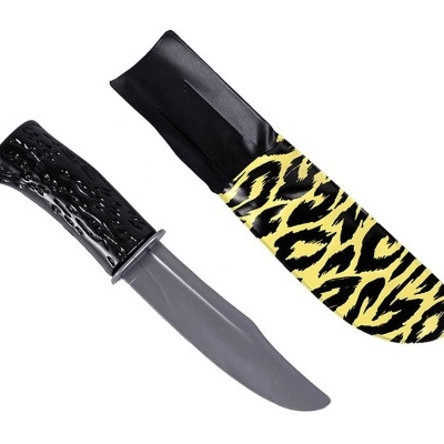 Faca com cabo preto texturizado e bainha com padrão amarelo e preto