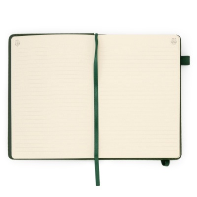 Caderno aberto com capa verde, páginas com linhas e fita marcadora verde.