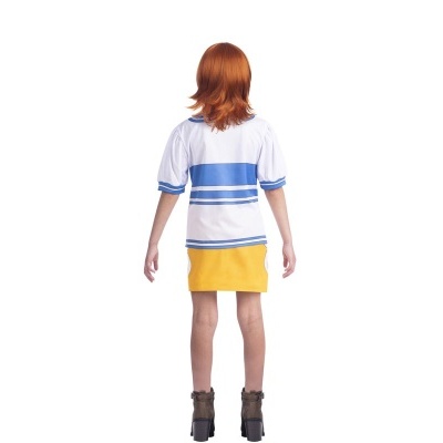 Criança de costas com camisola polo branca e riscas azuis e saia amarela