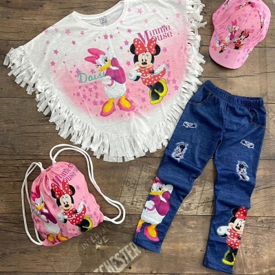 Conjunto infantil Disney com capa branca, calças de ganga, boné e mochila rosa