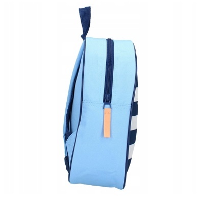 Mochila pequena azul clara de perfil com riscas e fecho azul