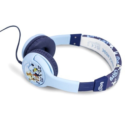Auriculares azuis claros com personagem de desenho animado e texto 'Blau' na haste