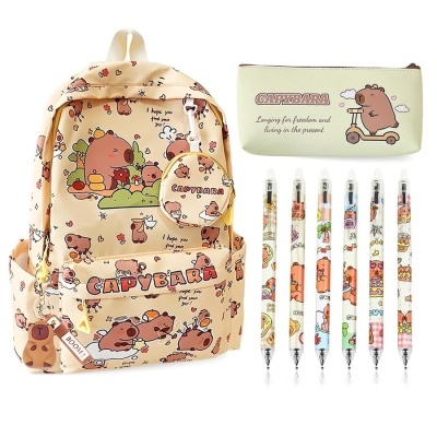 Conjunto escolar com mochila, estojo e canetas decoradas com capivaras e texto CAPYBARA