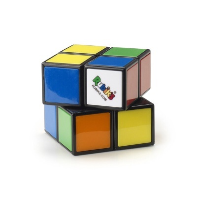 Cubo mágico Rubik's com várias cores sobre fundo branco
