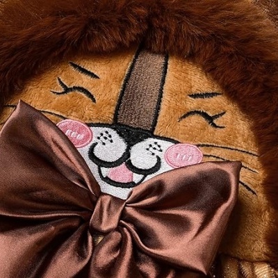 Gorro castanho felpudo com rosto de animal bordado e laço de cetim castanho