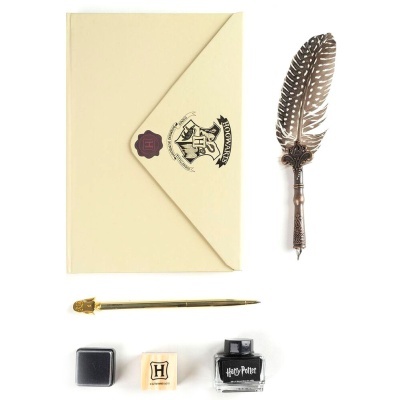 Conjunto de escrita Harry Potter com caderno, caneta, tinteiro, selo de cera e pena.