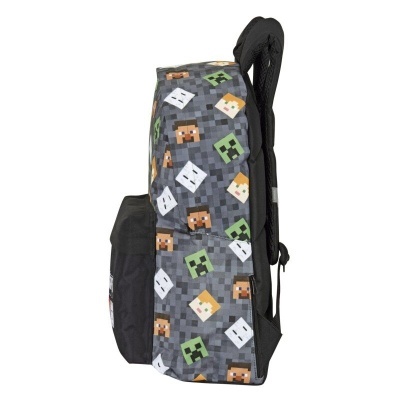 Mochila cinza com padrão de personagens pixelados coloridos
