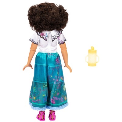 Boneca com blusa branca, saia azul floral e mamadeira amarela em fundo branco