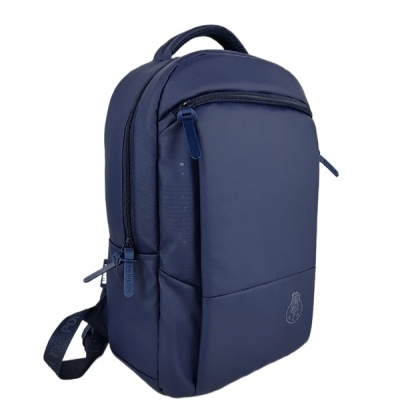 mochila azul escuro com vários compartimentos fechados por fecho de correr
