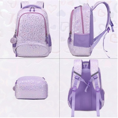 Mochila lilás com padrão de corações e pompom pendurado