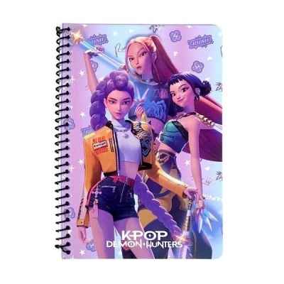 Caderno espiral com ilustração colorida de personagens e texto KPOP DEMON HUNTERS