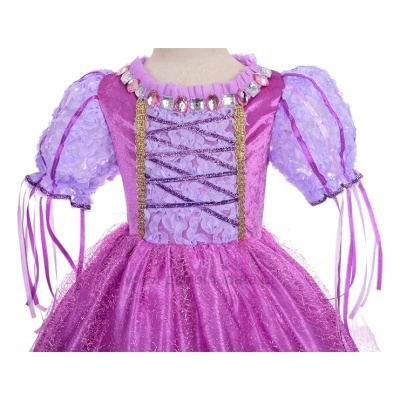 Vestido infantil rosa e lilás com mangas bufantes e detalhes brilhantes