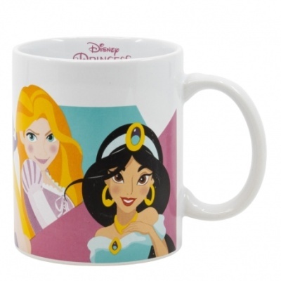 Caneca branca com princesas Disney desenhadas em cores vibrantes