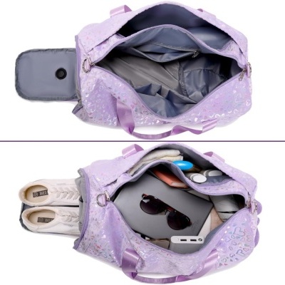 Mala desportiva rosa claro com padrão de corações e lantejoulas aberta mostrando interior com objetos dentro