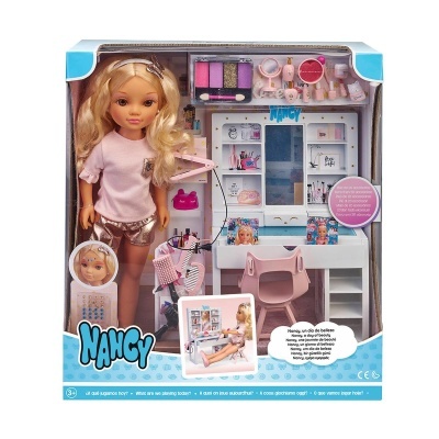 Boneca loira Nancy com acessórios de maquilhagem em caixa