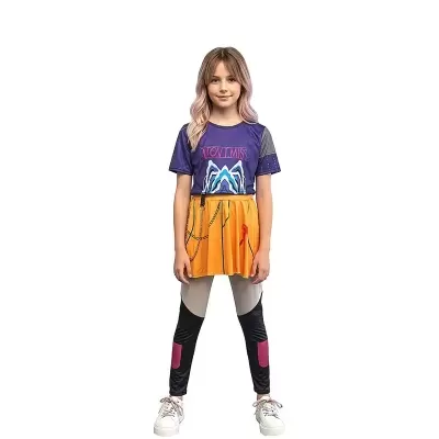 Menina com t-shirt roxa estampada, saia laranja plissada, leggings multicoloridas e ténis brancos.