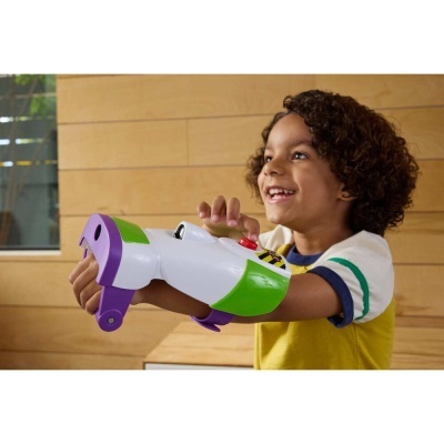Criança sorridente usando brinquedo de braço colorido com botão vermelho