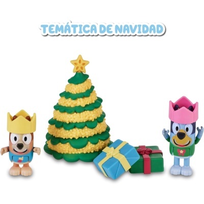 Brinquedos temáticos de Natal com figuras, árvore decorada e presentes.