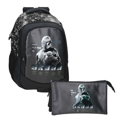 Mochila e estojo pretos com estampa do personagem Grogu de Star Wars e texto HIS name IS GROGU.
