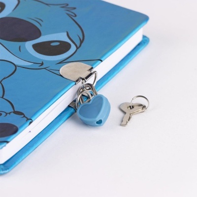 Caderno azul com cadeado azul em forma de coração e chave metálica
