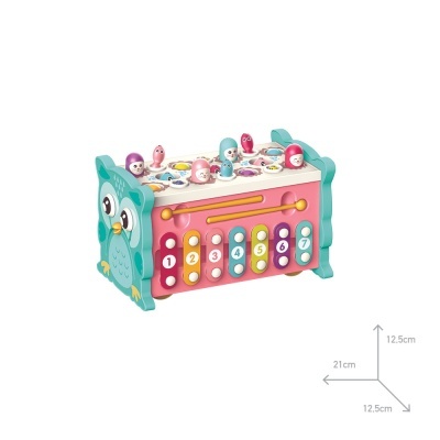 Brinquedo musical de madeira coruja azul e rosa com xilofone colorido e figuras de pássaros no topo.