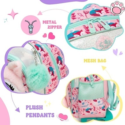 Mochila rosa com padrão de sereias, fecho metálico e pendente de pelúcia verde