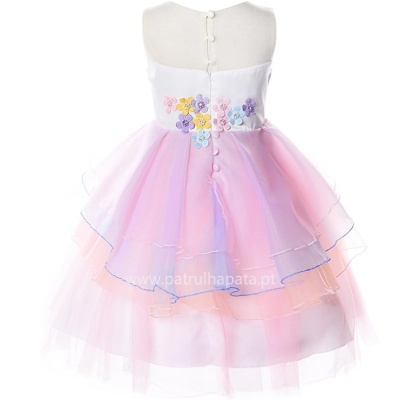 vestido infantil branco com saia rosa e lilás em camadas e flores coloridas na cintura