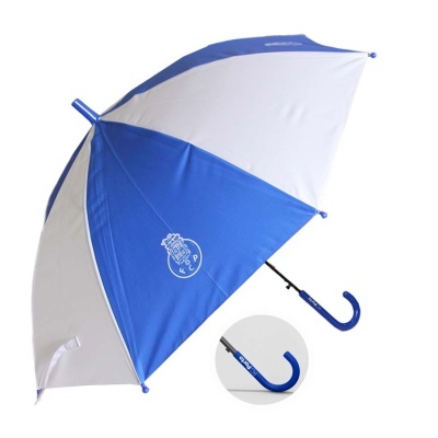 Guarda-chuva azul e branco com símbolo do Futebol Clube do Porto