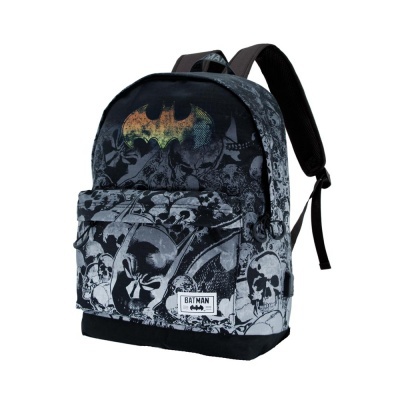 mochila preta com padrão de caveiras e símbolo do Batman colorido