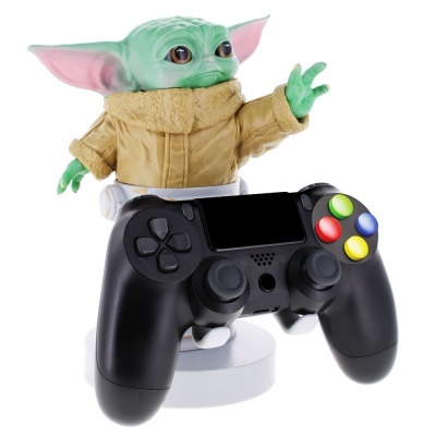 Figura Baby Yoda com comando de videojogos preto
