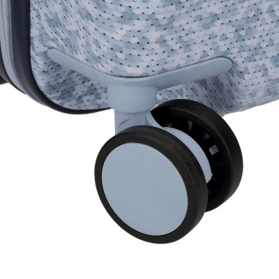 Roda dupla azul clara e preto em mala de viagem azul clara com padrão de pontos