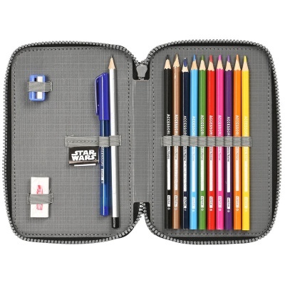 Estojo cinzento com material de escrita e lápis de cor