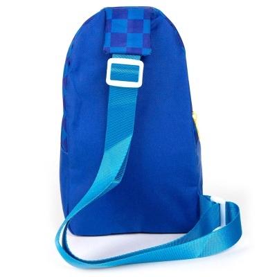 mochila azul com alça azul clara e padrão quadriculado
