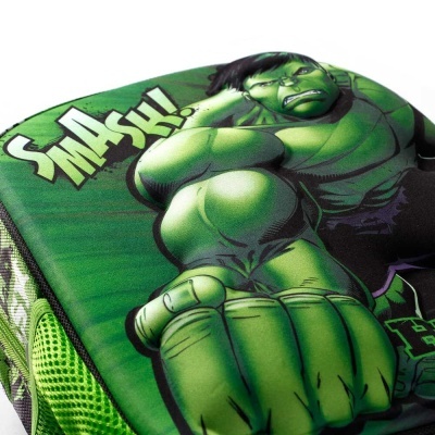 Mochila verde com desenho do Hulk e texto SMASH!