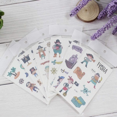 Conjunto de autocolantes de piratas embalados em plástico