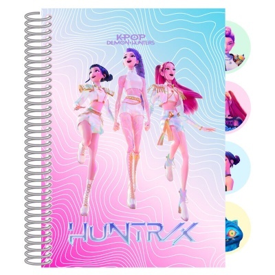 Caderno espiral com capa com três personagens femininas e texto KPOP DEMON HUNTERS e HUNTRX