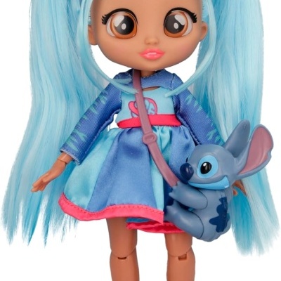 Boneca com cabelo azul e vestido azul a segurar uma bolsa em forma do Stitch.