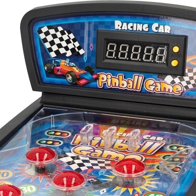 Máquina de pinball temática de corrida com botões vermelhos e display digital.