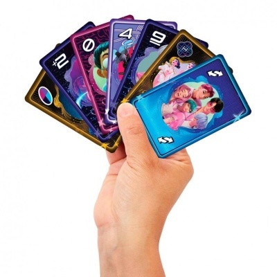 Mão a segurar cartas coloridas de jogo com números e personagens animados