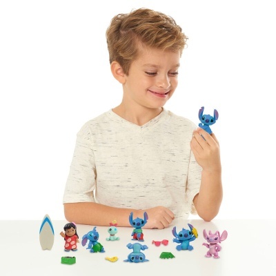Conjunto de figuras Lilo & Stitch com menino e acessórios