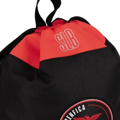 Mochila preta e vermelha com logo do Benfica e texto SLB