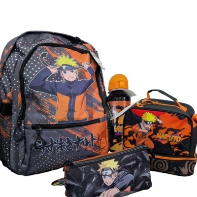 Mochila, garrafa, lancheira e estojo com estampas do Naruto em cores laranja, preto e cinza