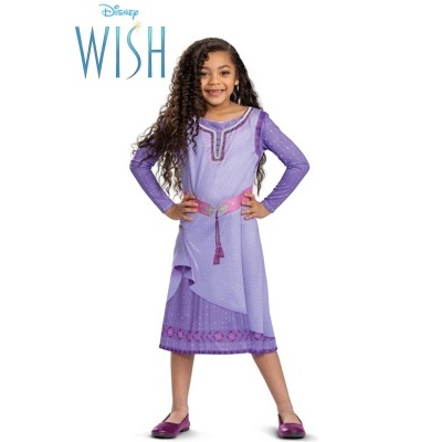 Menina vestida com vestido roxo Disney Wish e sapatos roxos