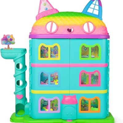 Brinquedo casa colorida com detalhes vibrantes e chapéu de festa rosa