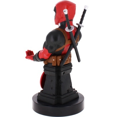 Busto de figura colecionável do Deadpool em vermelho e preto com espadas nas costas